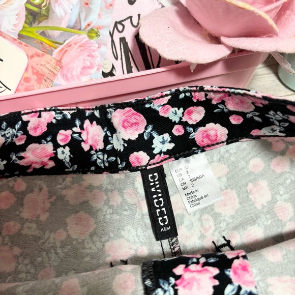 H&M Divided Ditsy Floral Jean Shorts Black & Pink High Rise Womens Sz.2 Bohemian - Picture 4 of 5